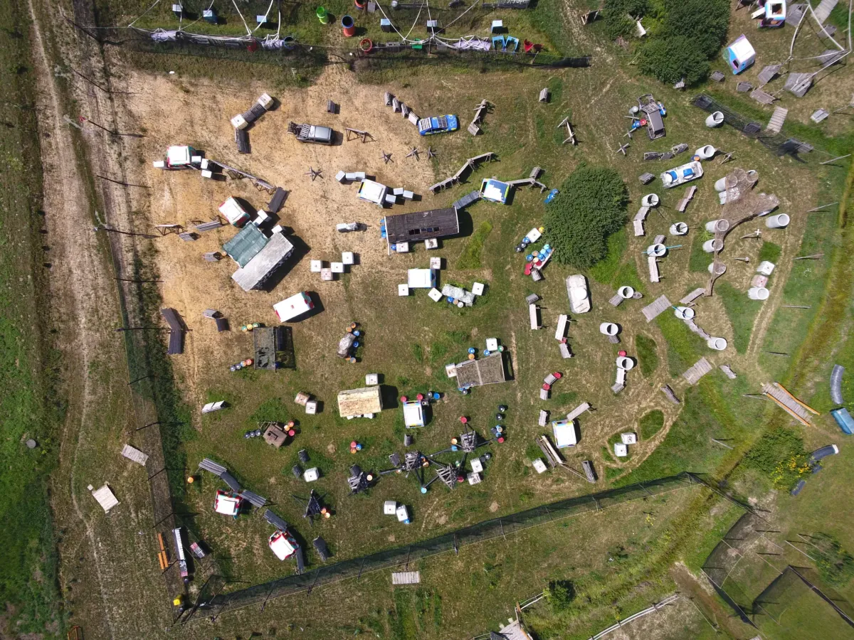 Arena Mocy - widok na pole paintballowe