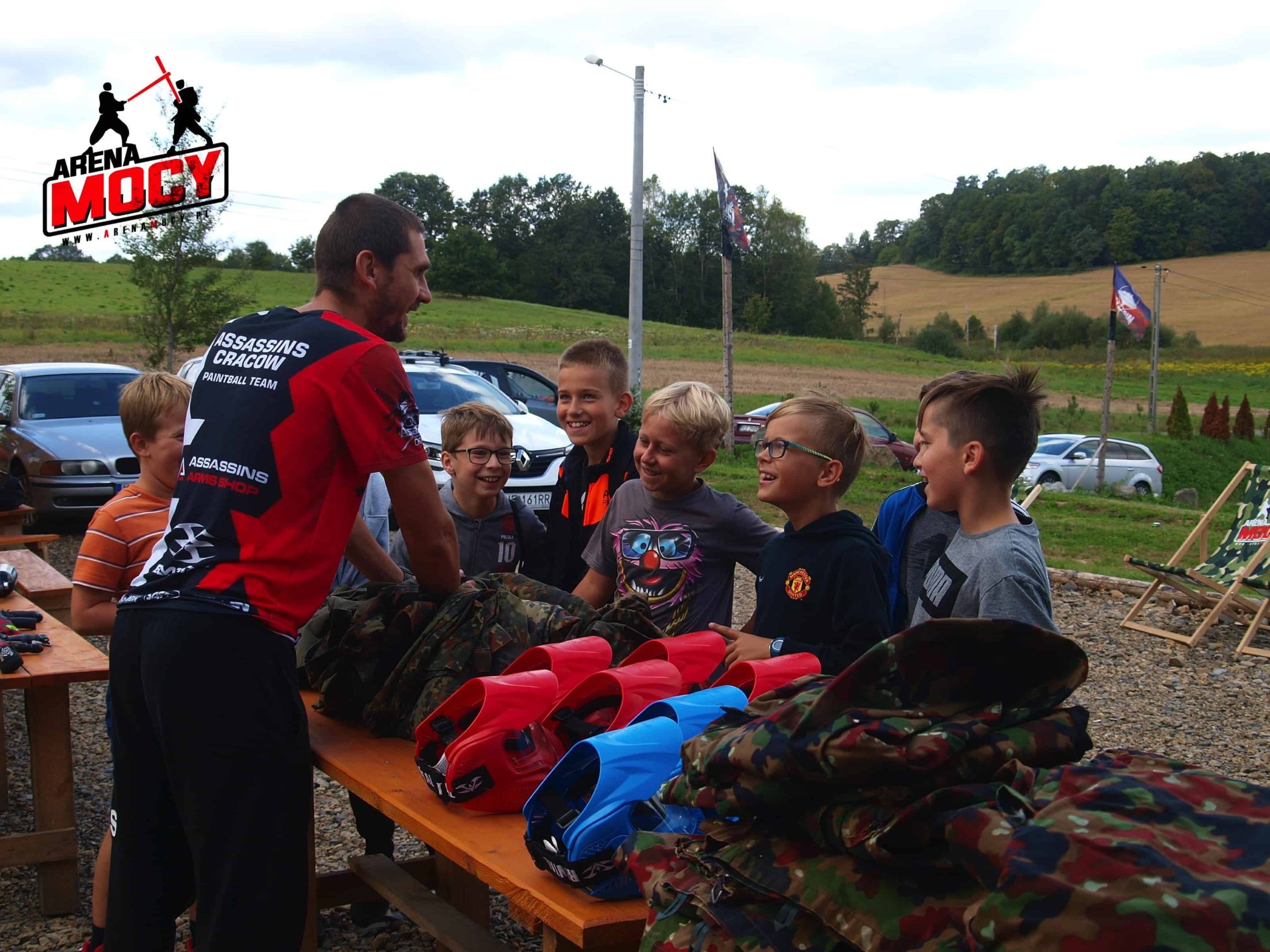 Dzieci podczas gry w paintball w Arenie Mocy